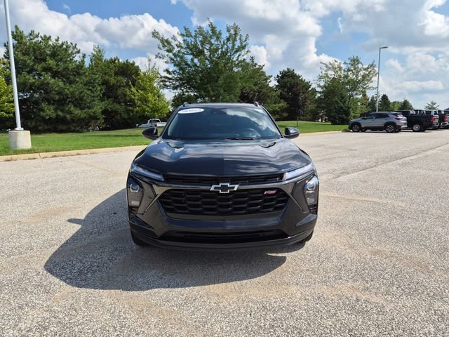 Used 2024 Chevrolet Trax RS w/ Sunroof Package FWD image 2