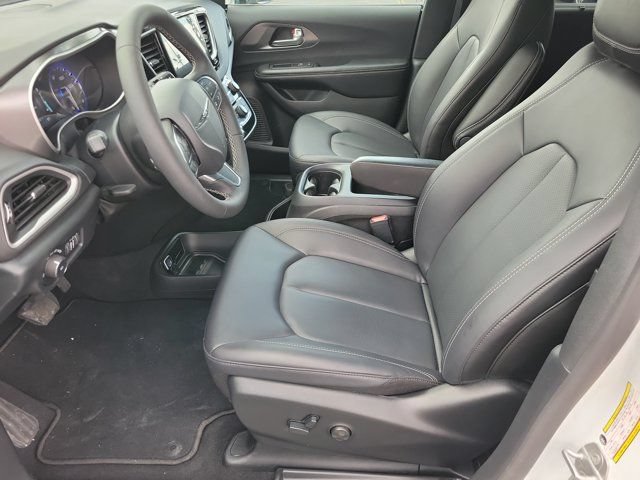 Used 2026 Chrysler Pacifica Select FWD image 11