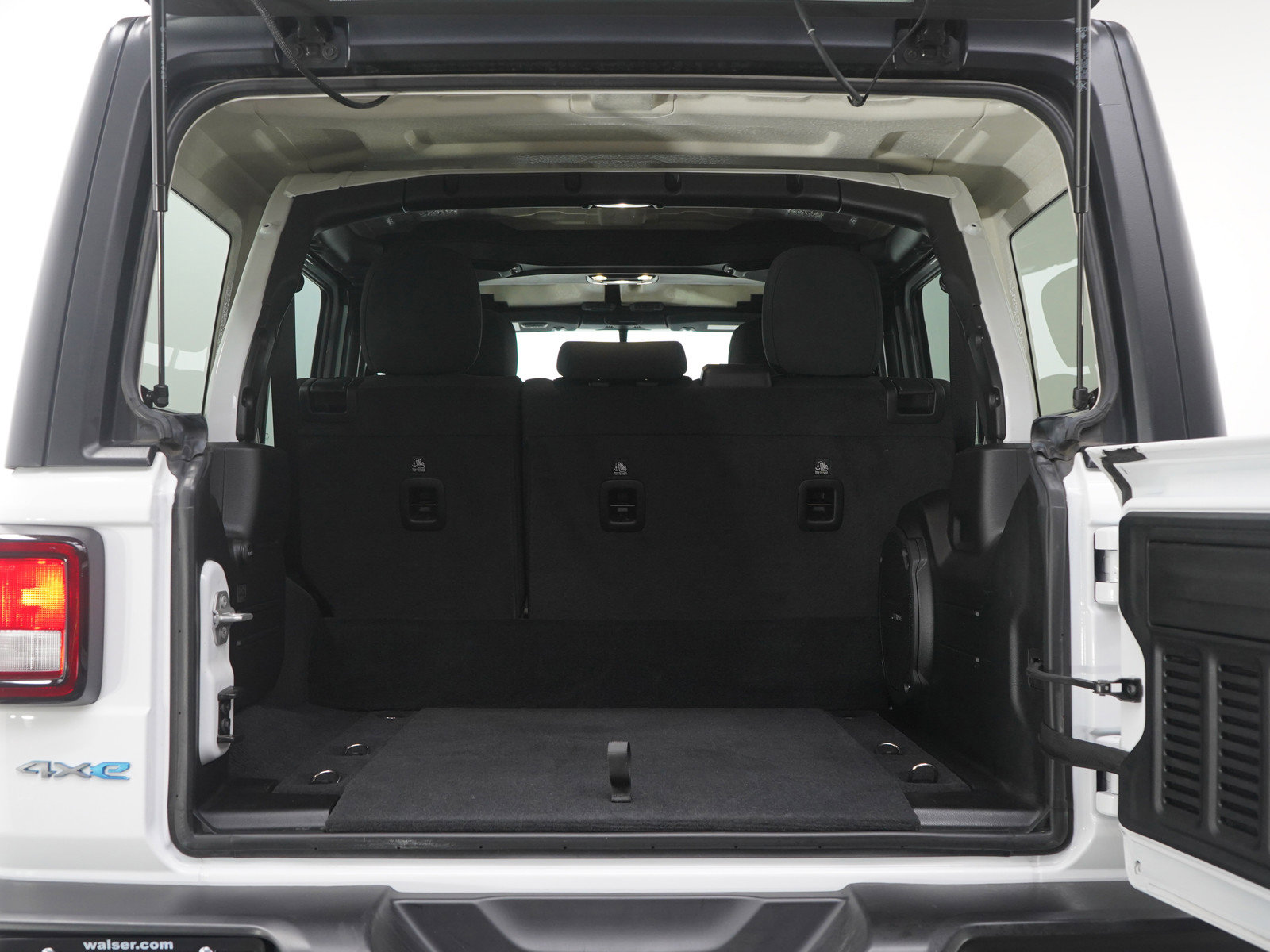 Used 2023 Jeep Wrangler Unlimited w/ Cold Weather Group image 18