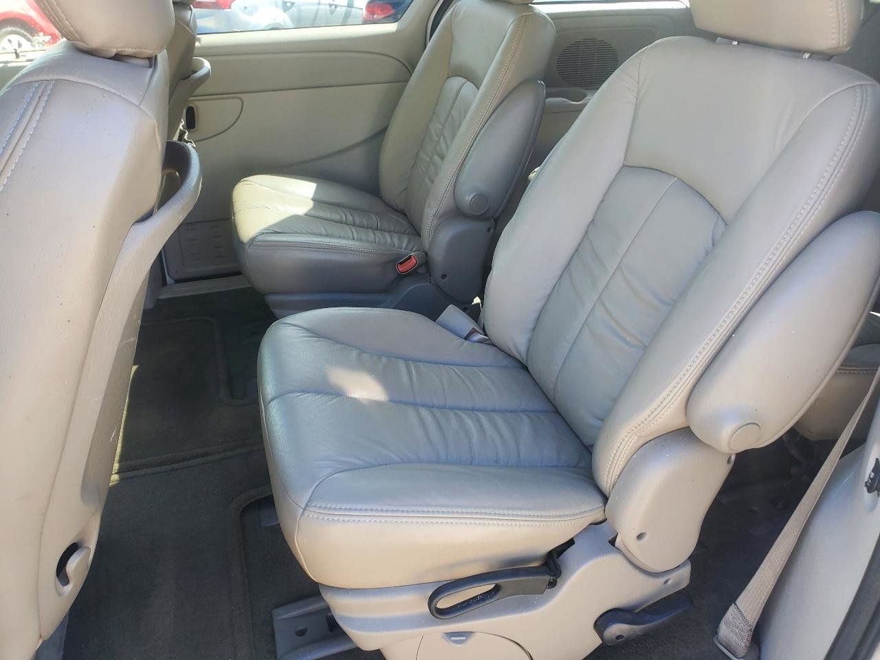 Used 2006 Chrysler Town & Country Limited w/ Popular Equipment Group I FWD image 13