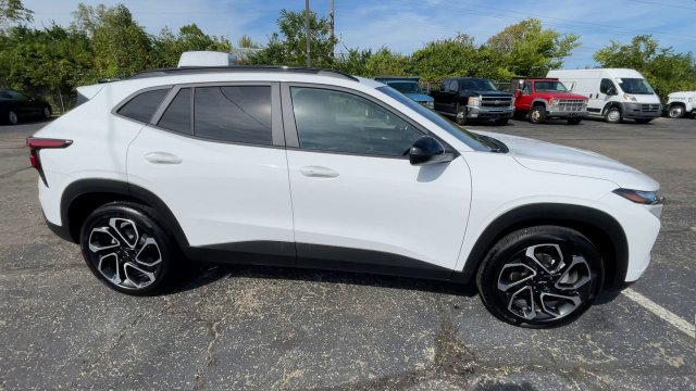 New 2026 Chevrolet Trax RS w/ Sunroof Package FWD image 3