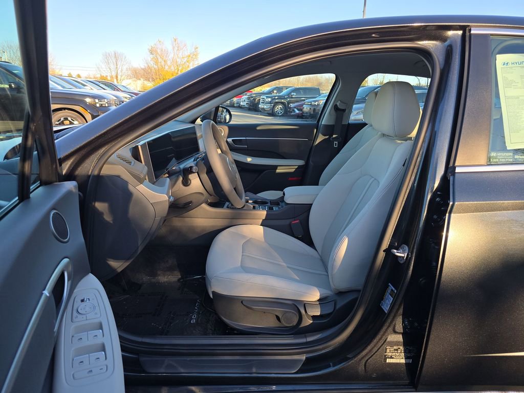 Used 2025 Hyundai Sonata SE image 11