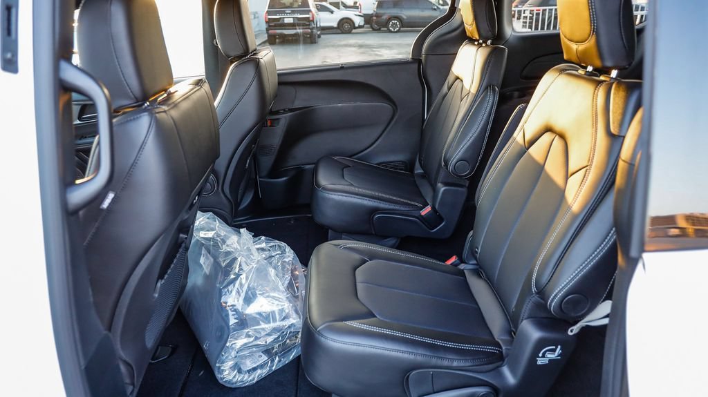 New 2027 Chrysler Pacifica Select FWD image 22