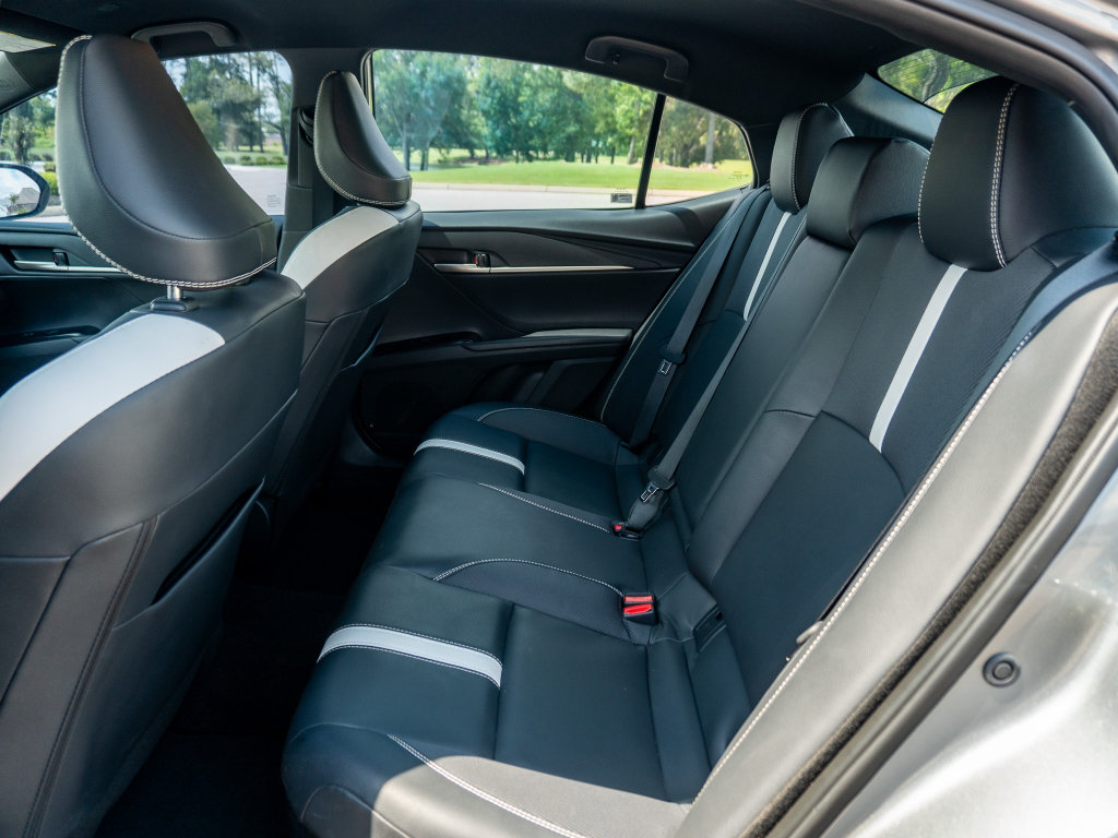 Used 2025 Toyota Camry SE w/ Convenience Package FWD image 14