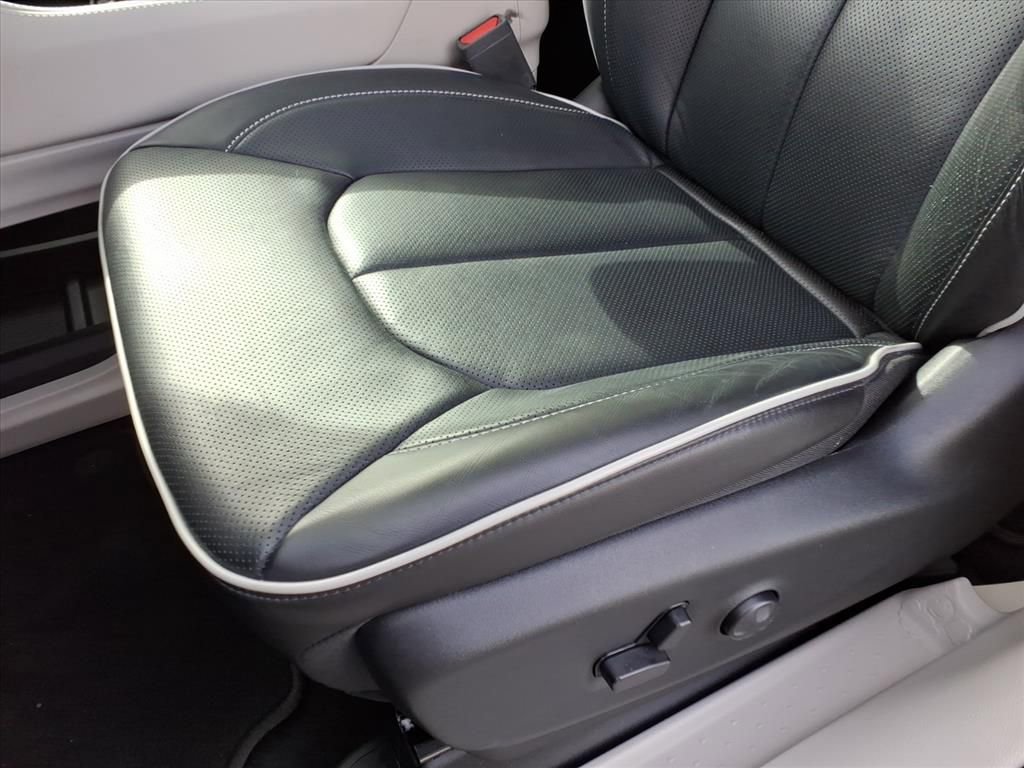 Certified 2023 Chrysler Pacifica Limited FWD image 12