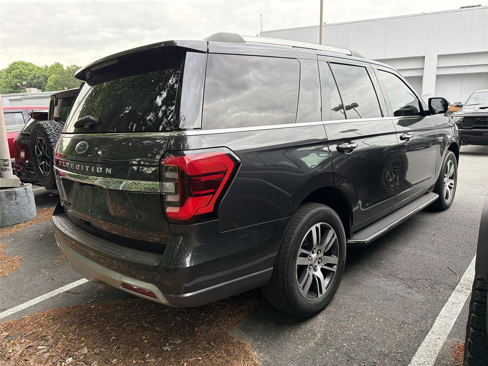 Used 2023 Ford Expedition Limited RWD image 4