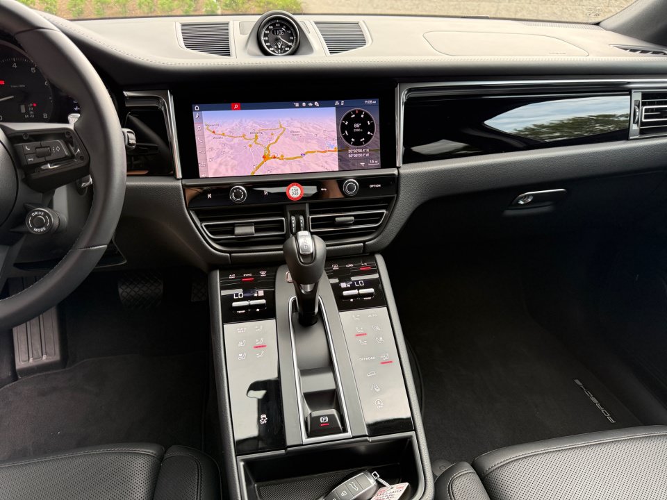 Certified 2026 Porsche Macan AWD/4WD image 16