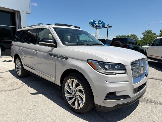 Used 2024 Lincoln Navigator Premiere AWD/4WD image 7