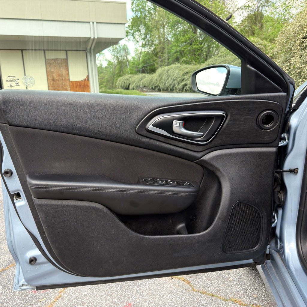 Used 2015 Chrysler 200 Limited image 10