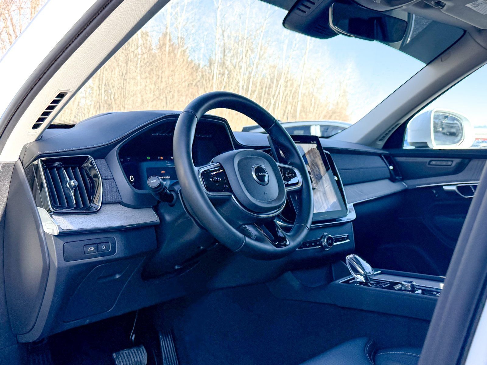 Used 2025 Volvo XC90 T8 Ultra w/ Protection Package AWD/4WD image 16