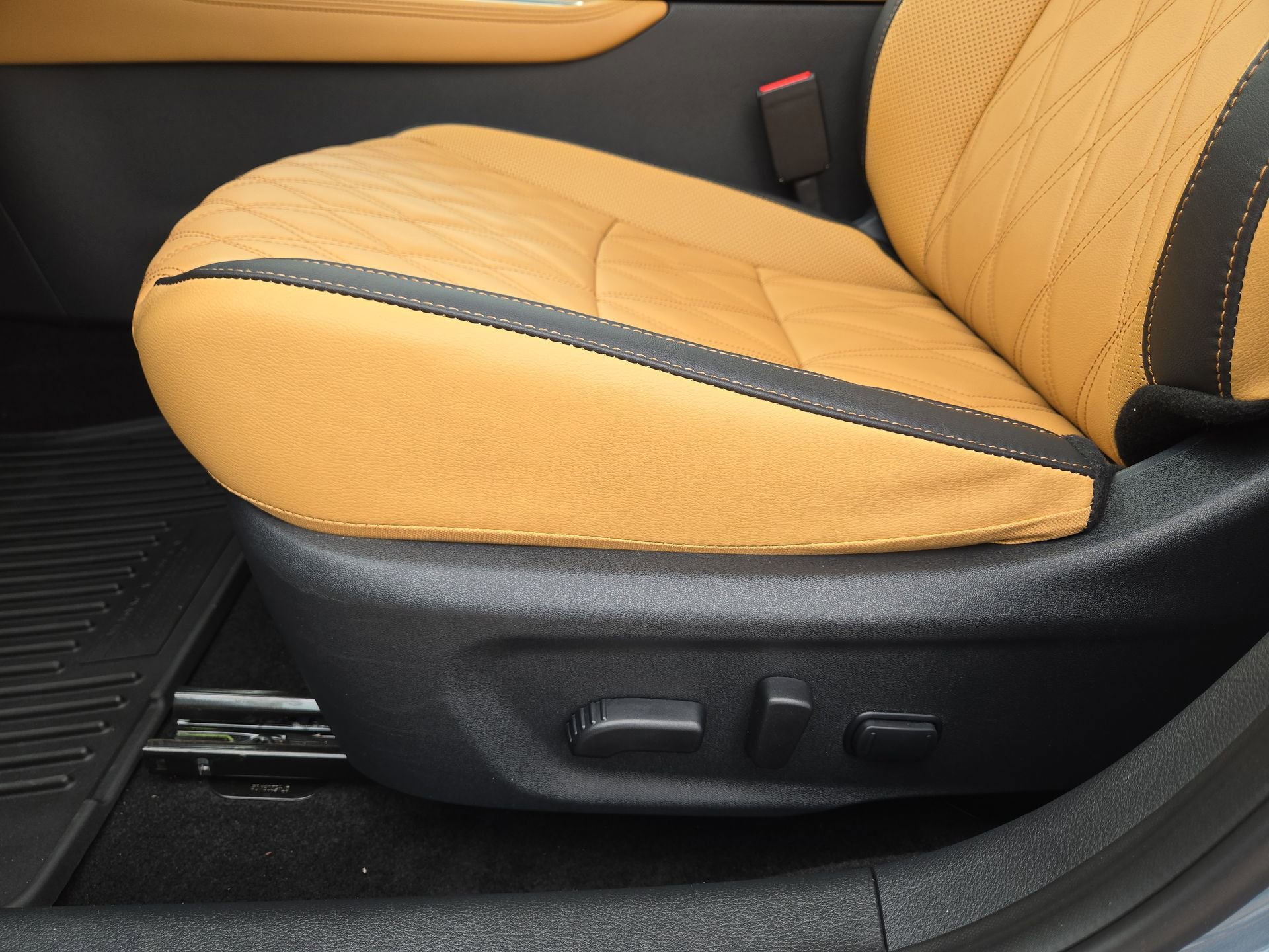 Used 2025 Nissan Sentra SV w/ SV Premium Package FWD image 17