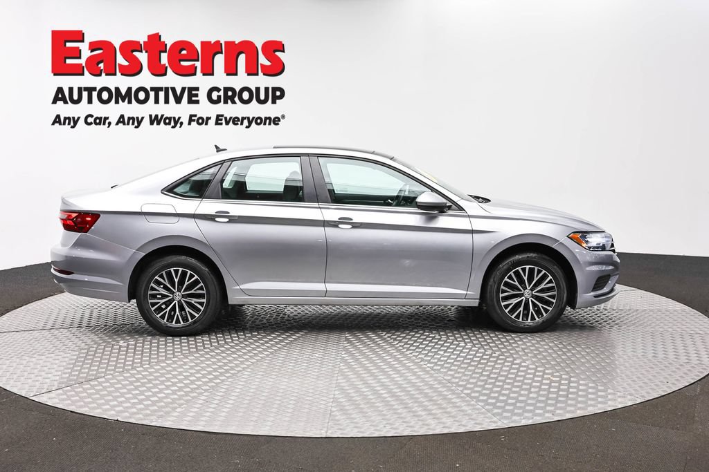 Used 2020 Volkswagen Jetta SE w/ SE Cold Weather Package FWD image 4