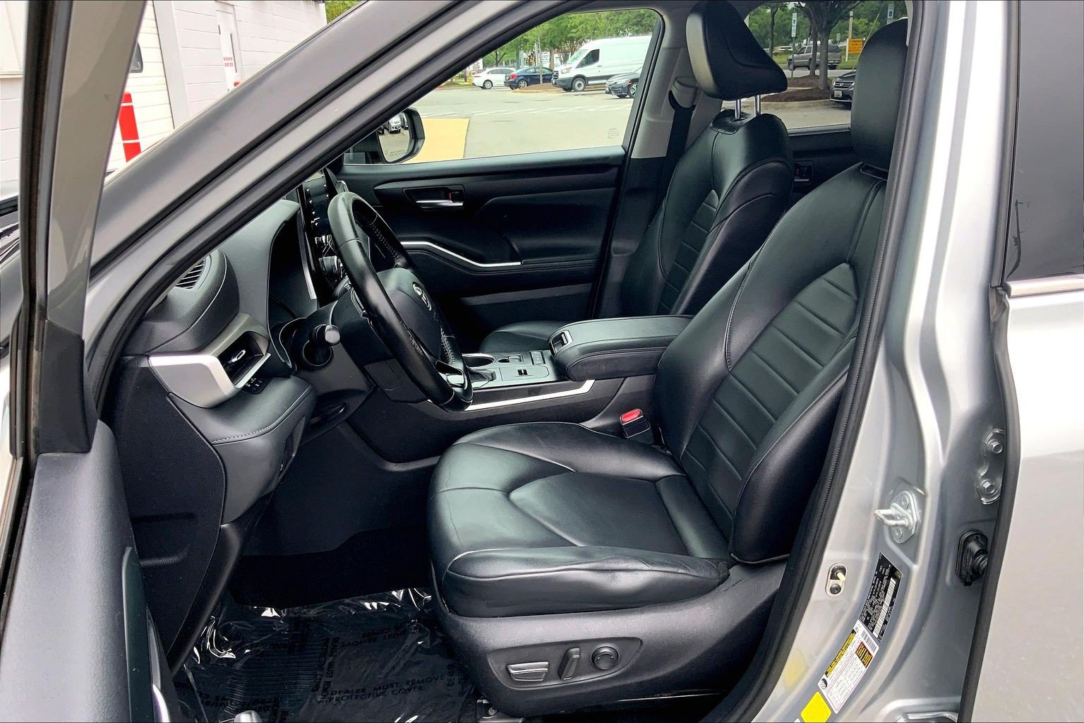 Used 2021 Toyota Highlander XLE FWD image 30