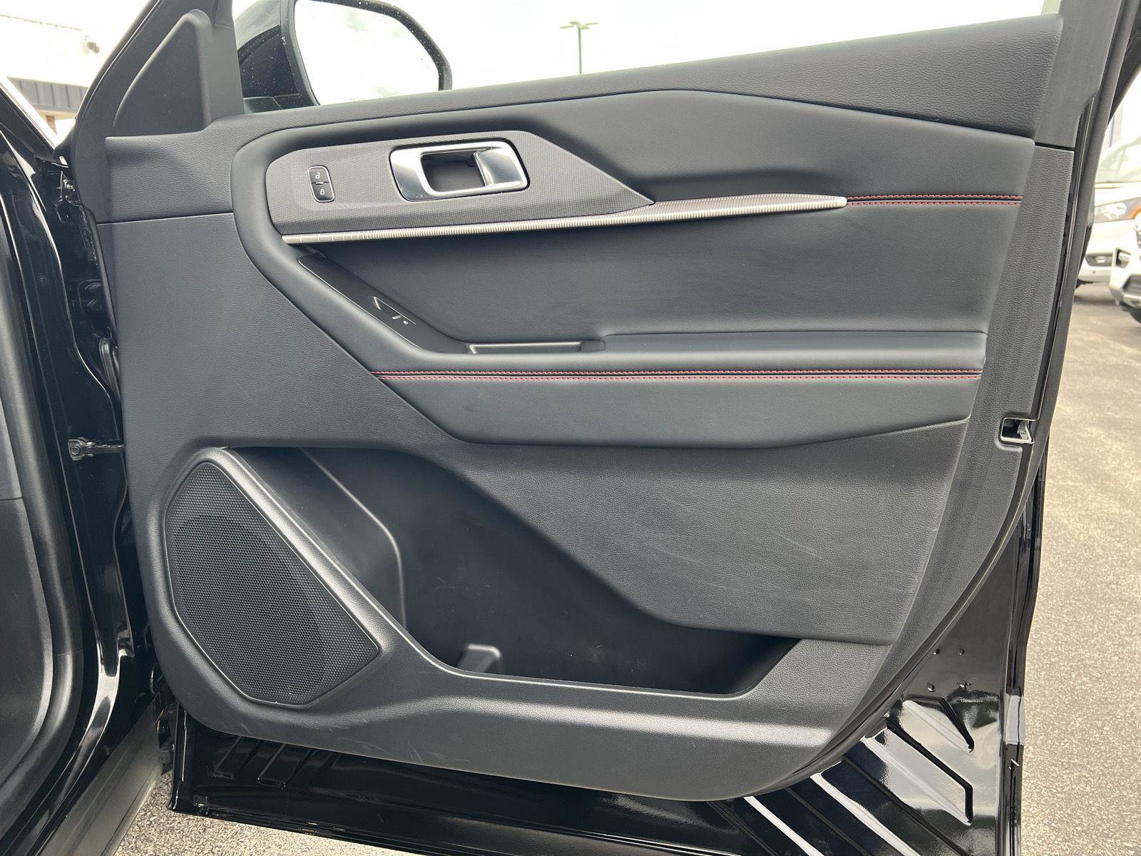 Used 2025 Ford Explorer ST-Line w/ ST-Line Street Pack AWD/4WD image 17