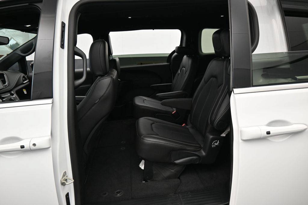 Used 2025 Chrysler Pacifica Select FWD image 25