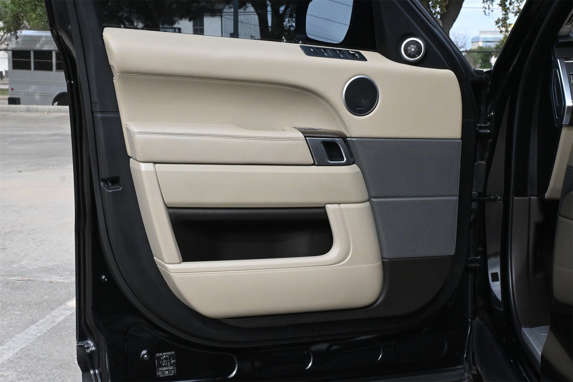 Used 2017 Land Rover Range Rover Sport HSE image 19