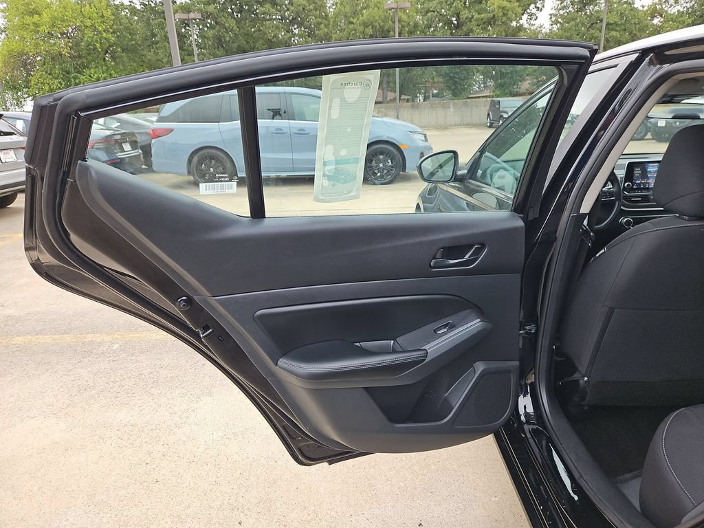 Used 2025 Nissan Altima 2.5 SV FWD image 27