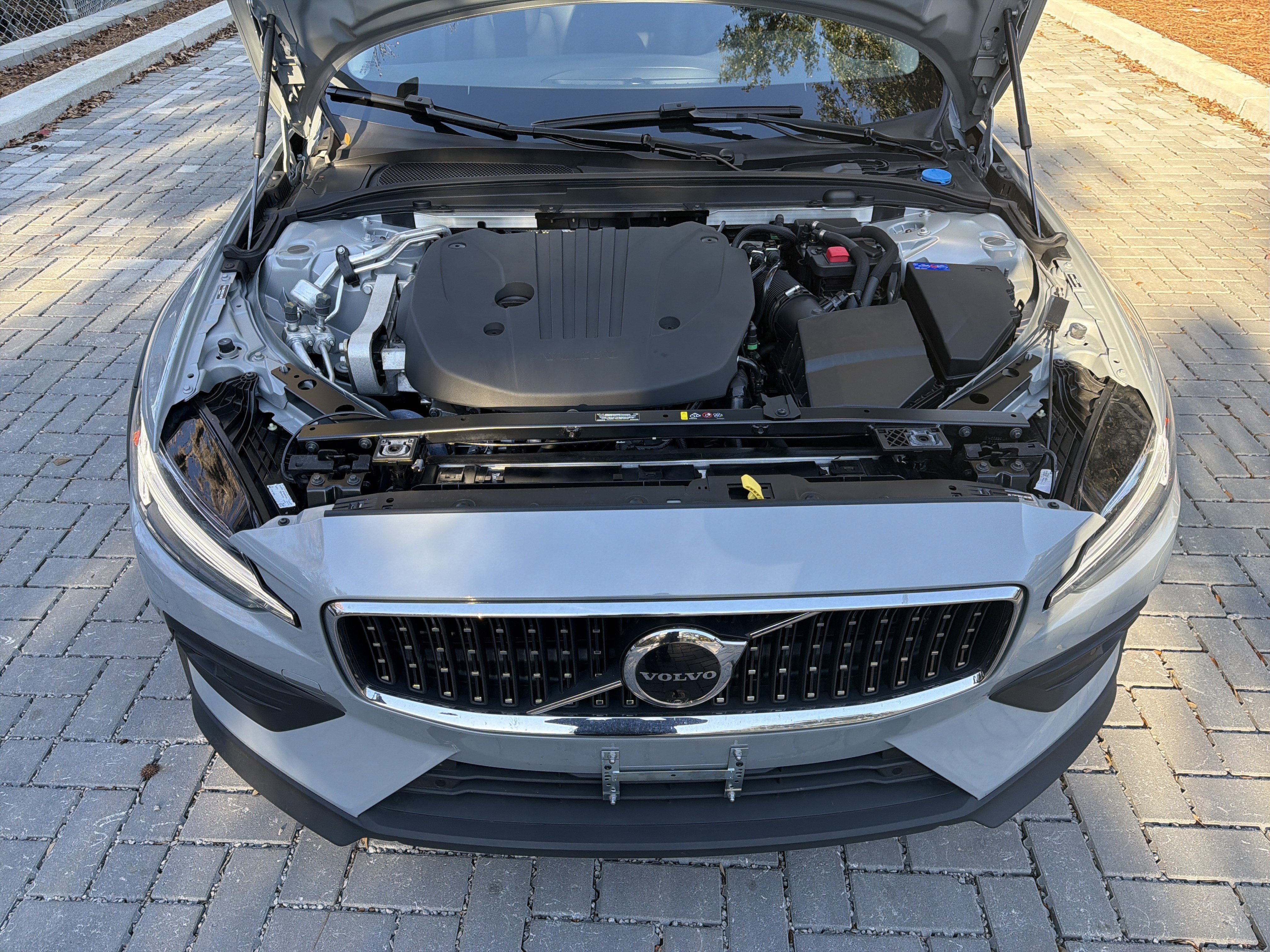 Certified 2025 Volvo V60 B5 Cross Country Plus image 36