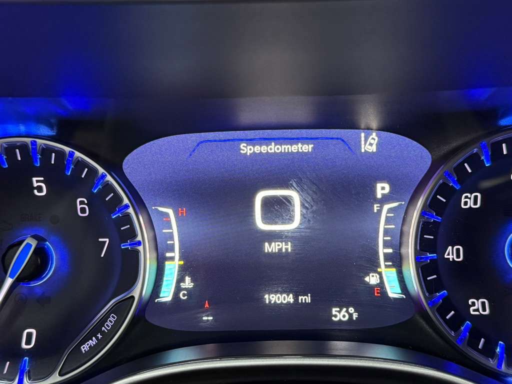 Used 2025 Chrysler Pacifica Select image 15