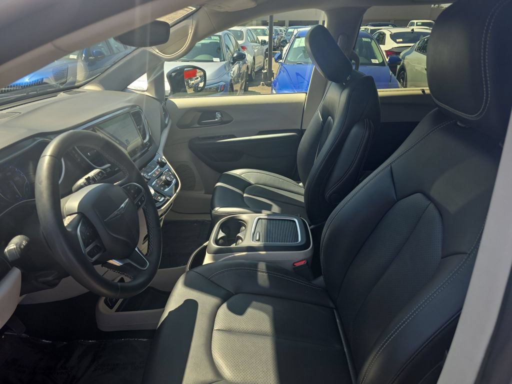 Used 2024 Chrysler Pacifica Touring-L FWD image 9