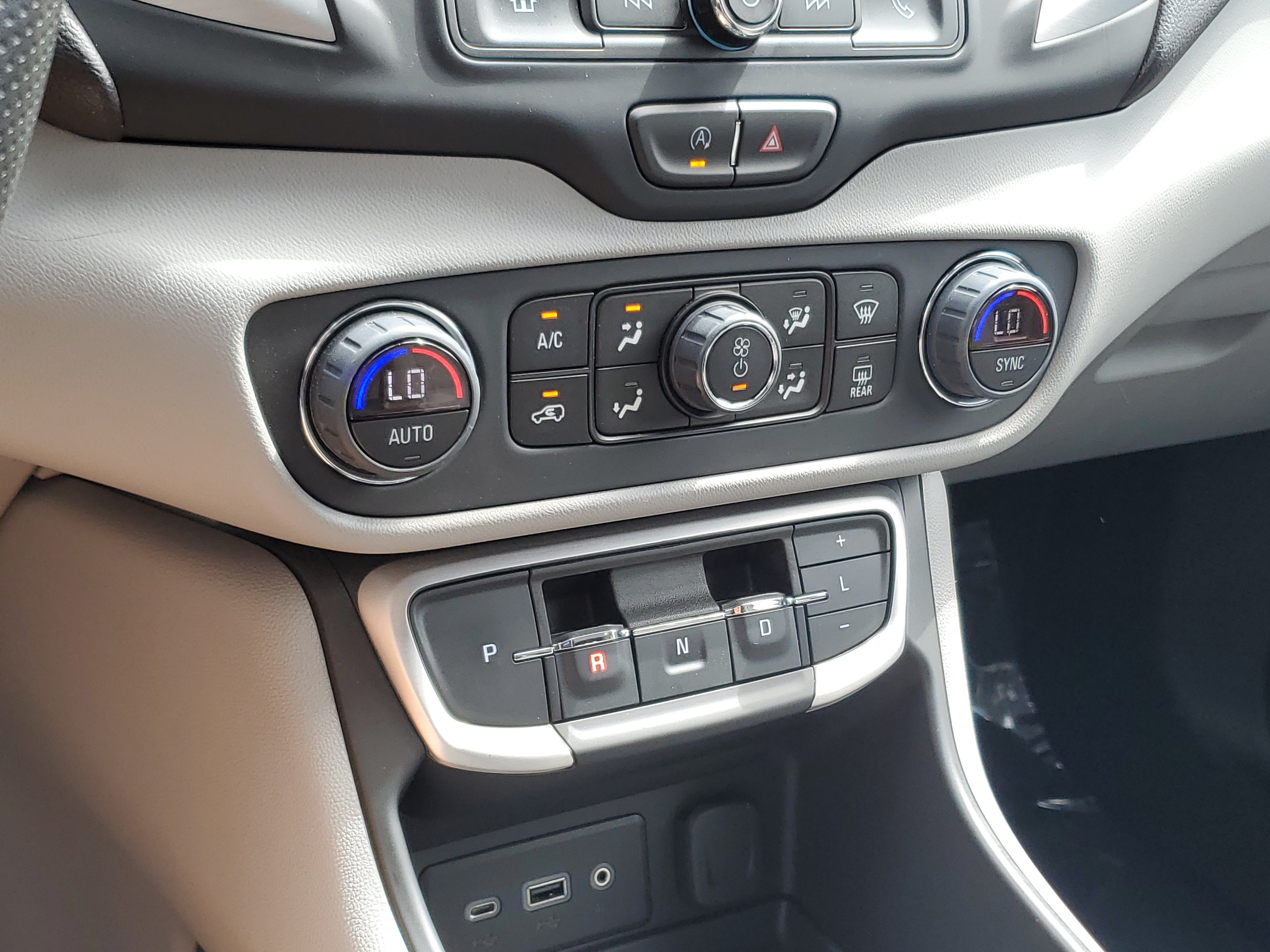 Used 2024 GMC Terrain SLE w/ Driver Convenience Package FWD image 30