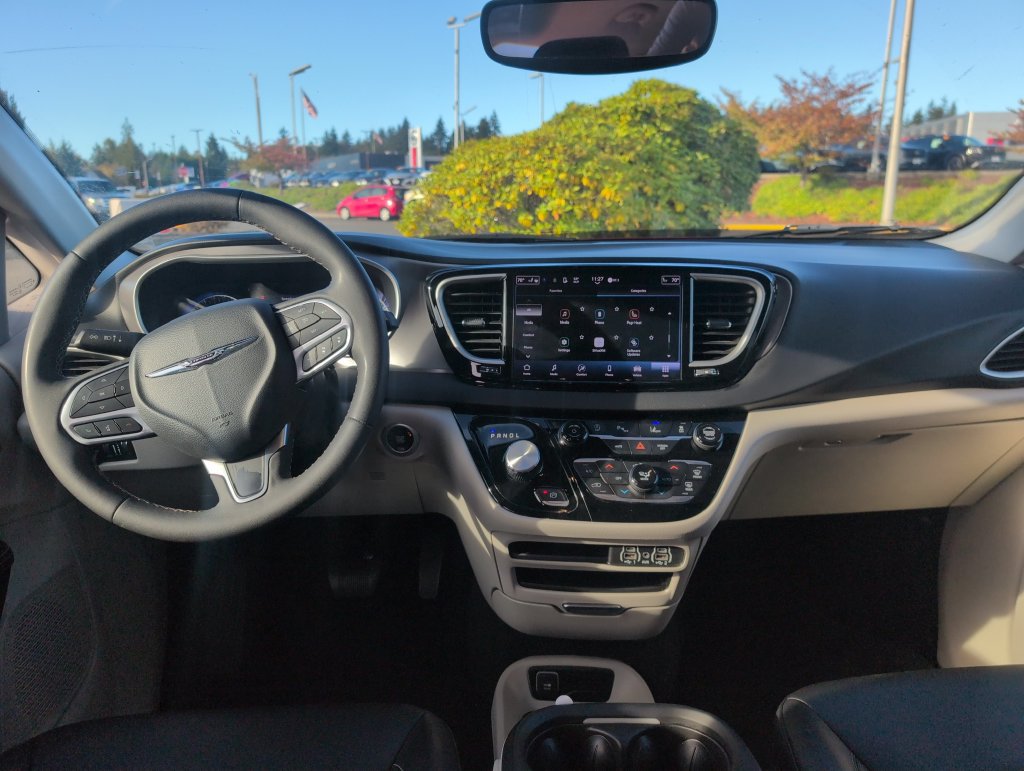 Used 2024 Chrysler Pacifica Touring-L FWD image 6