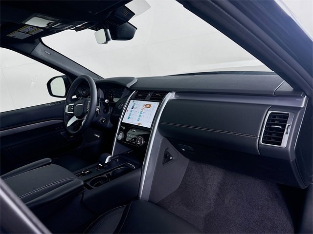 Used 2024 Land Rover Discovery Dynamic SE image 29