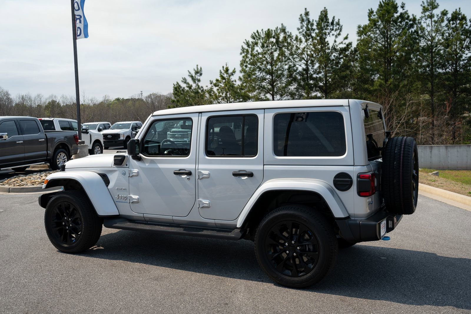 Used 2023 Jeep Wrangler Unlimited Sahara w/ Cold Weather Group image 7