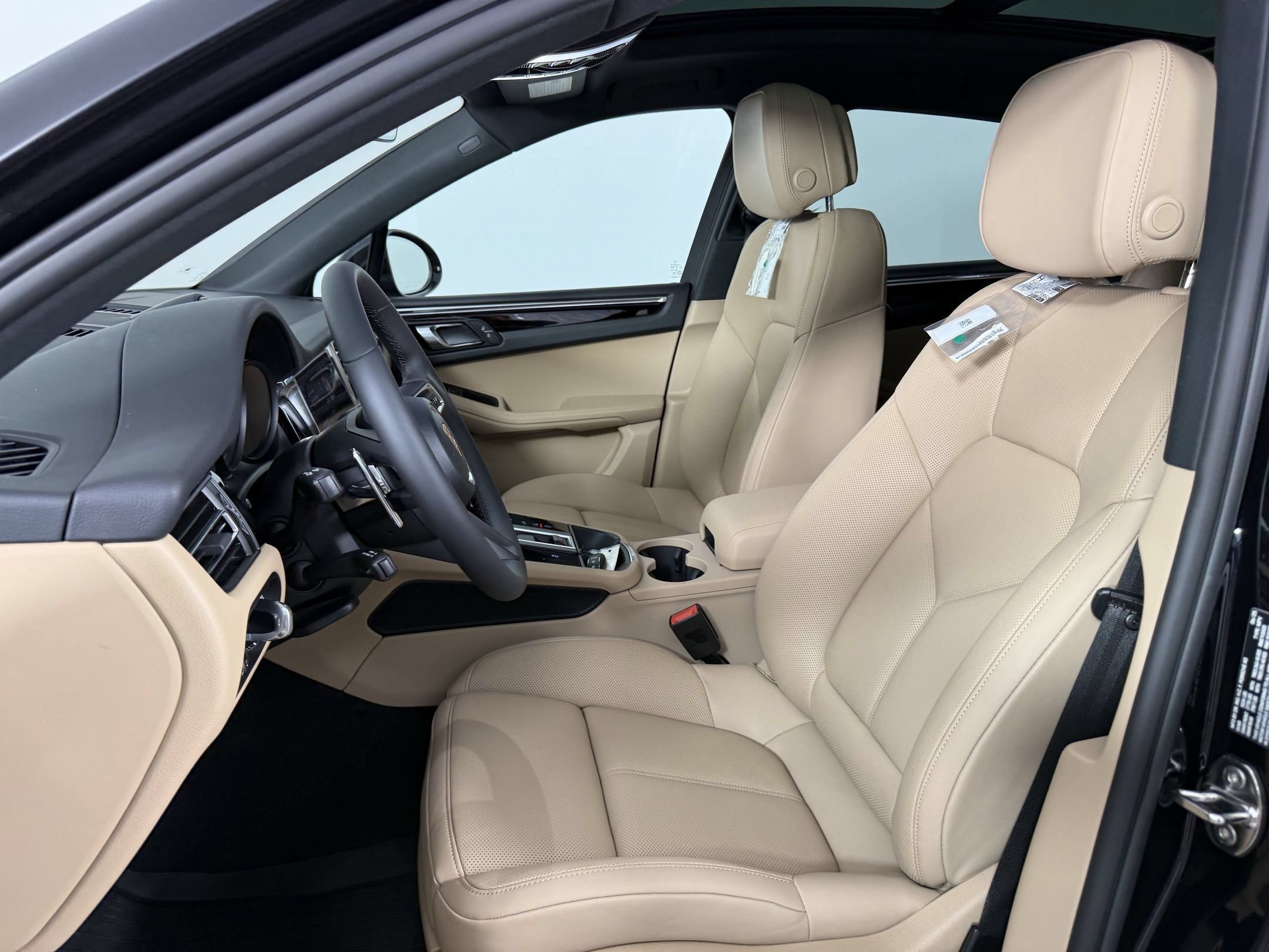 Certified 2026 Porsche Macan AWD/4WD image 5