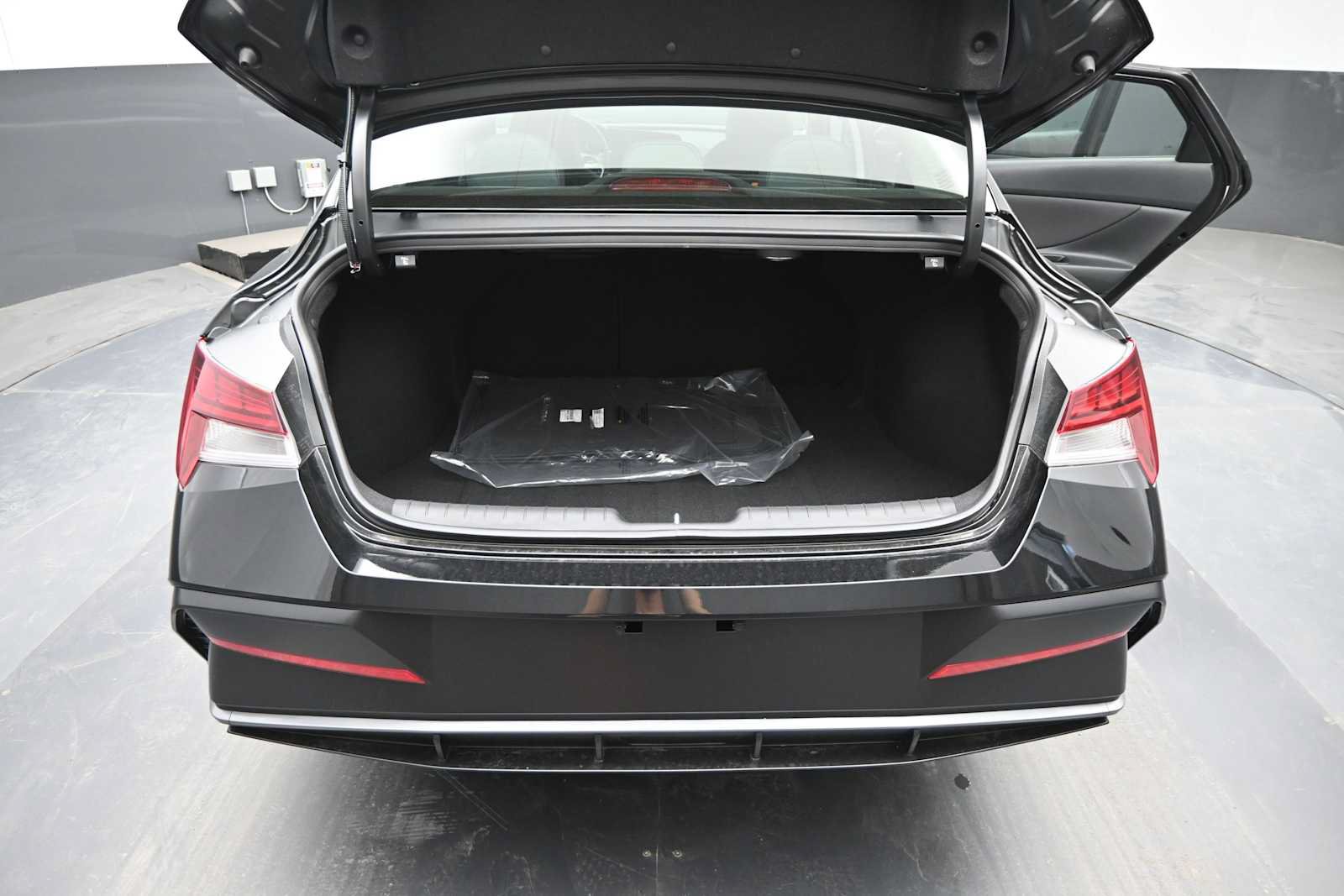 New 2026 Hyundai Elantra Limited FWD image 13