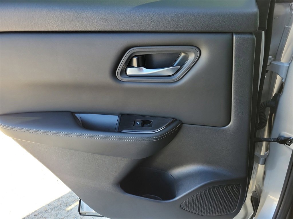 Used 2024 Nissan Rogue SV image 18