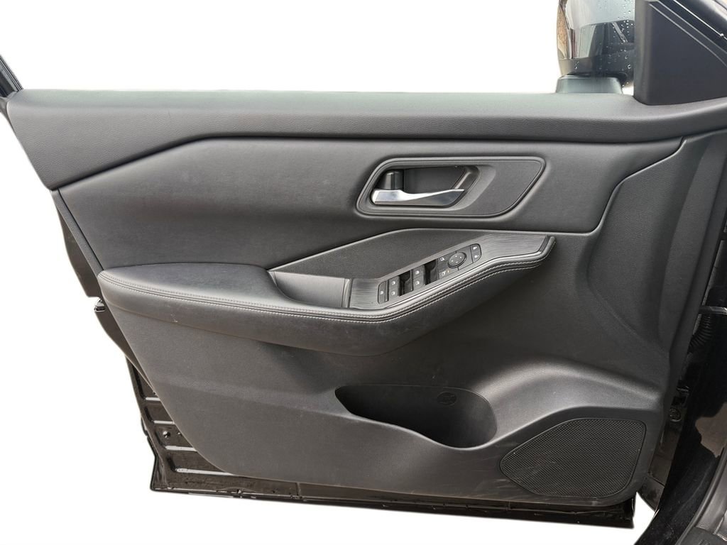 Used 2024 Nissan Rogue SV image 17