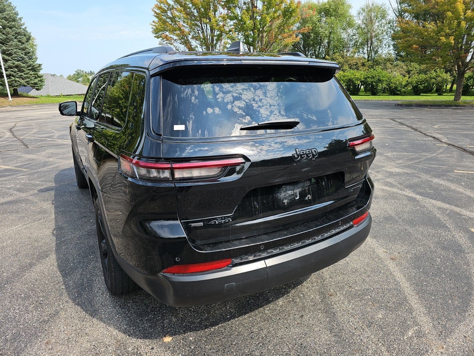 Used 2023 Jeep Grand Cherokee L Limited w/ Black Appearance Package AWD/4WD image 3