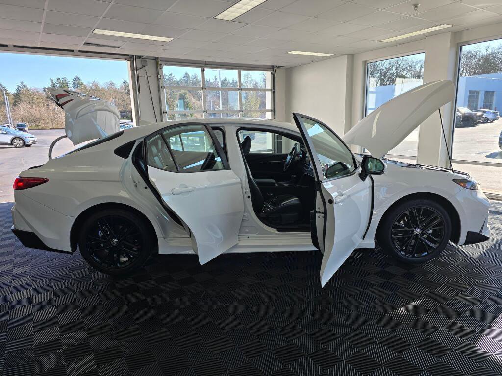 Used 2025 Toyota Camry SE image 17