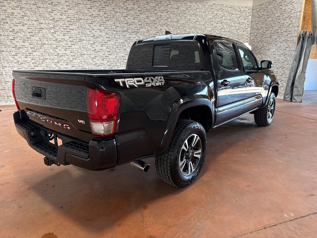 Used 2017 Toyota Tacoma TRD Sport image 7