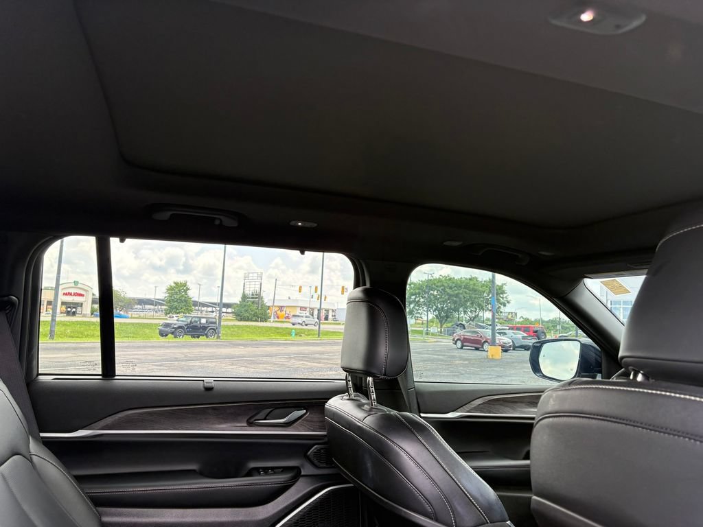 Used 2025 Jeep Grand Cherokee L Limited w/ Luxury Tech Group II AWD/4WD image 14