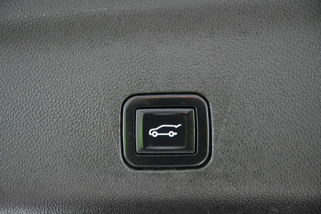 Used 2022 GMC Yukon XL Denali AWD/4WD image 17
