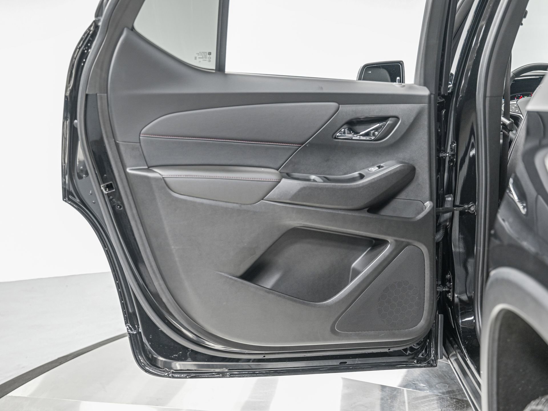 Used 2023 Chevrolet Traverse RS image 28