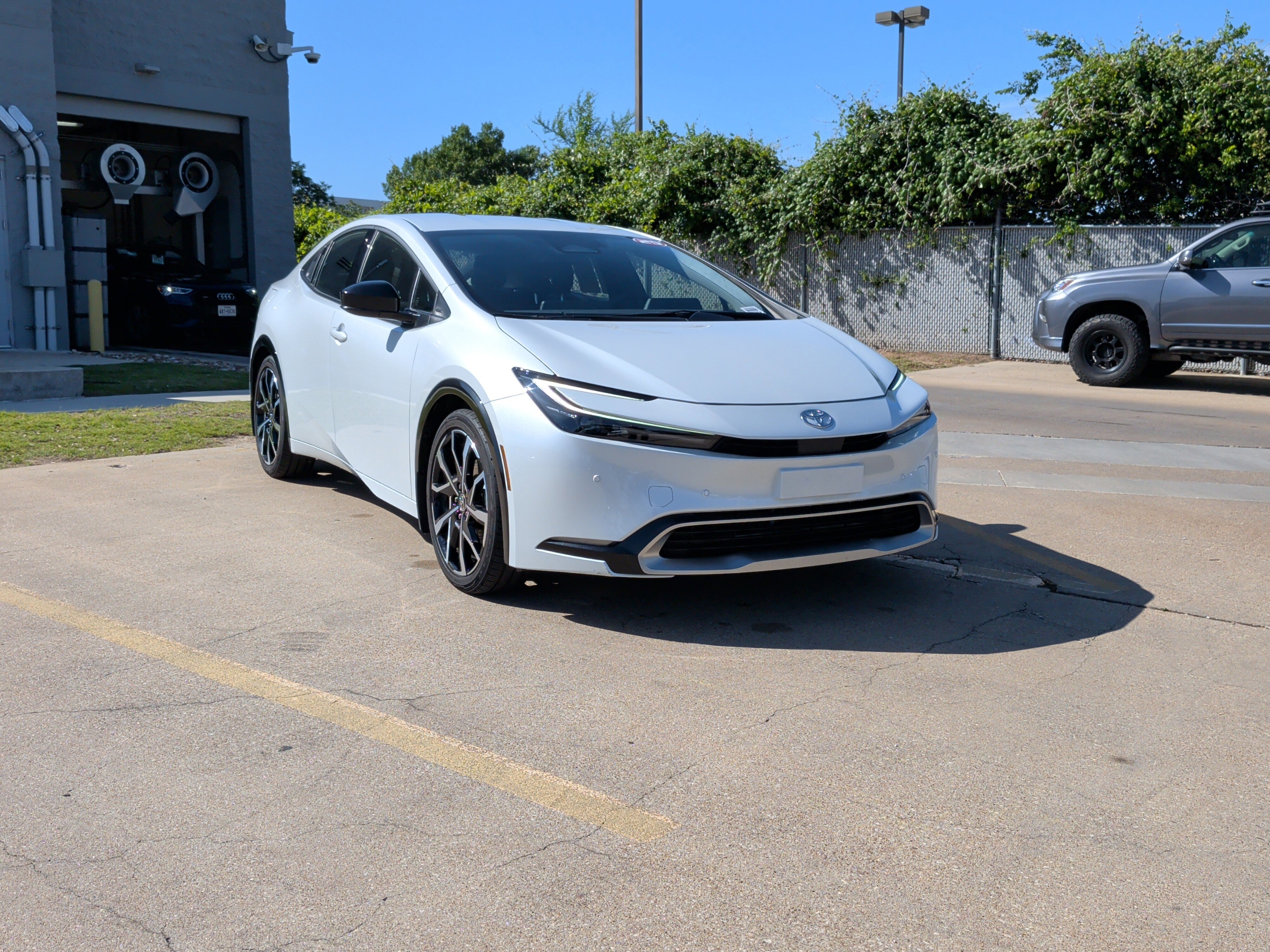Used 2025 Toyota Prius Plug-In Hybrid FWD image 2