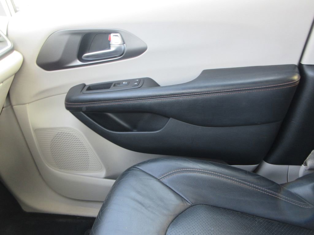 Used 2020 Chrysler Pacifica Touring-L image 33