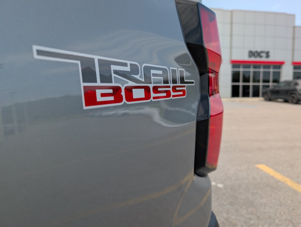 Used 2025 Chevrolet Colorado Trail Boss AWD/4WD image 29