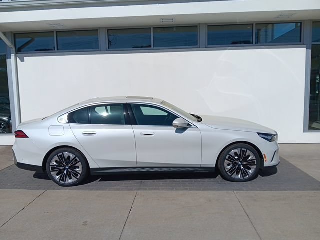 New 2025 BMW 530i xDrive w/ Premium Package AWD/4WD image 4