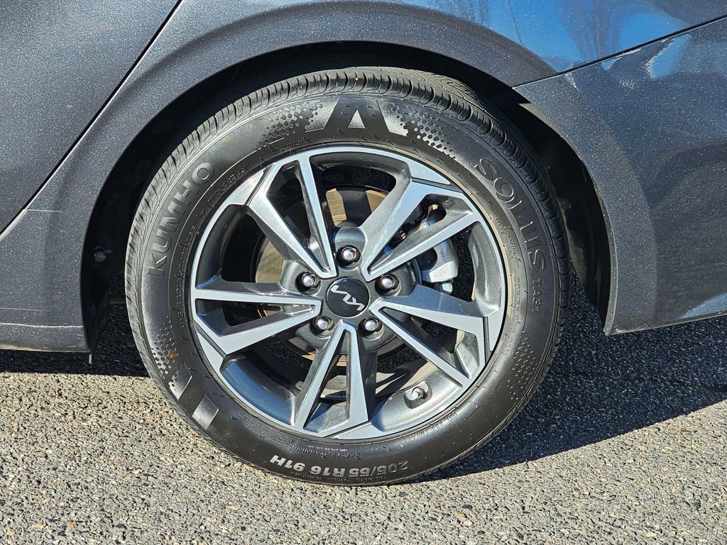 Used 2024 Kia Forte LXS image 9