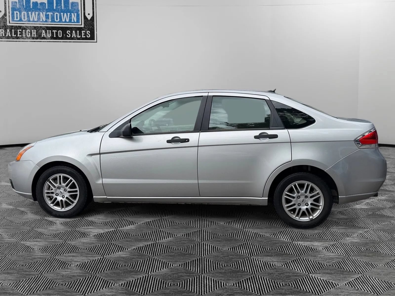 Used 2010 Ford Focus SE FWD image 9