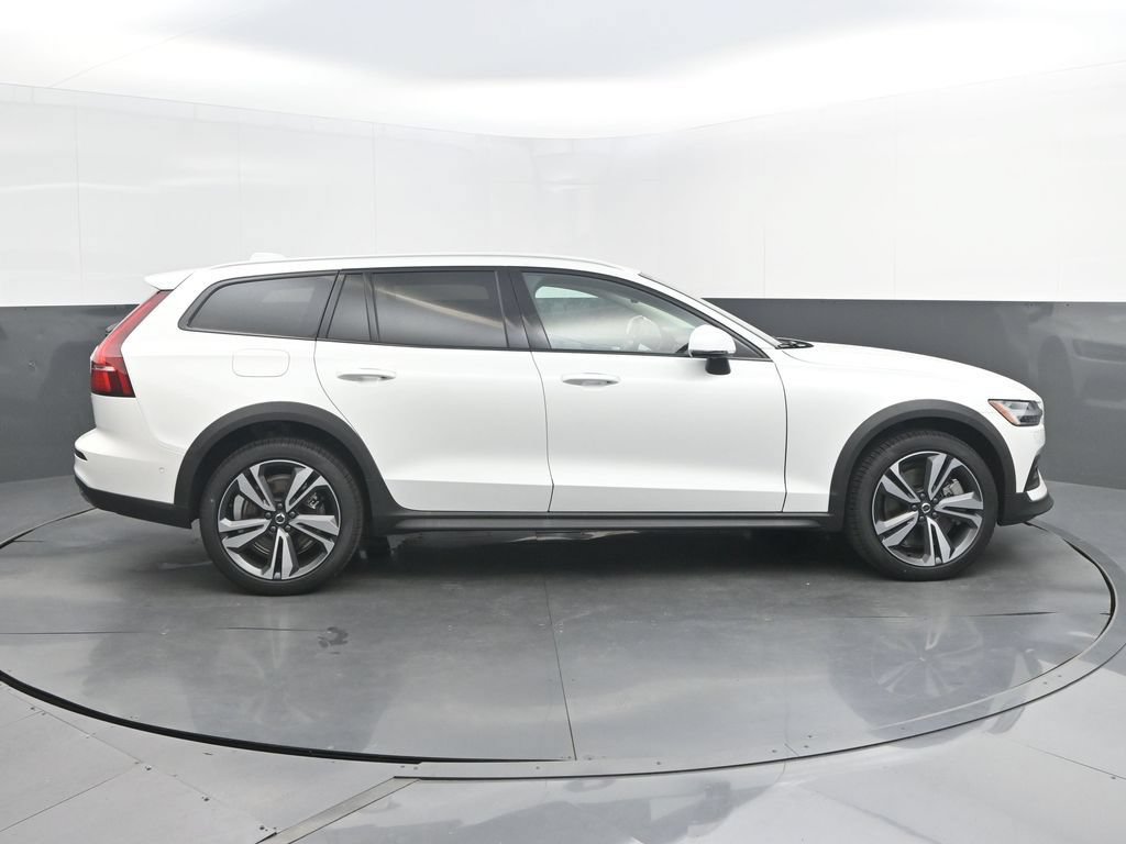 New 2026 Volvo V60 B5 Cross Country Plus w/ Climate Package AWD/4WD image 8