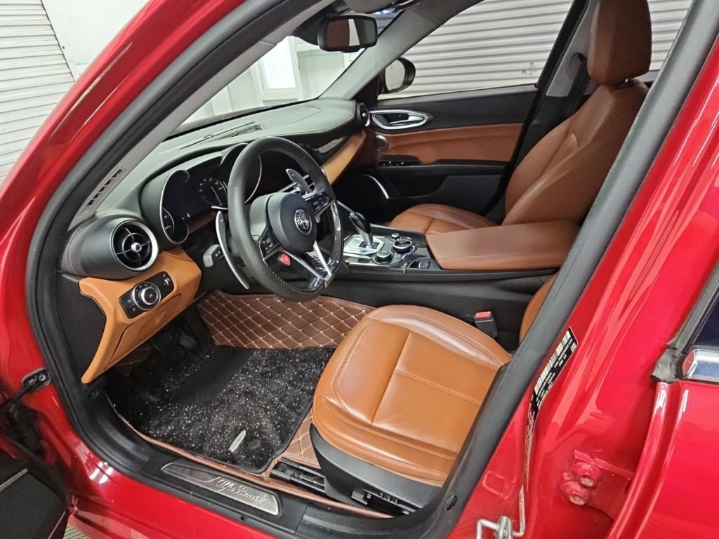 Used 2018 Alfa Romeo Giulia Ti w/ TI Performance Package RWD image 11
