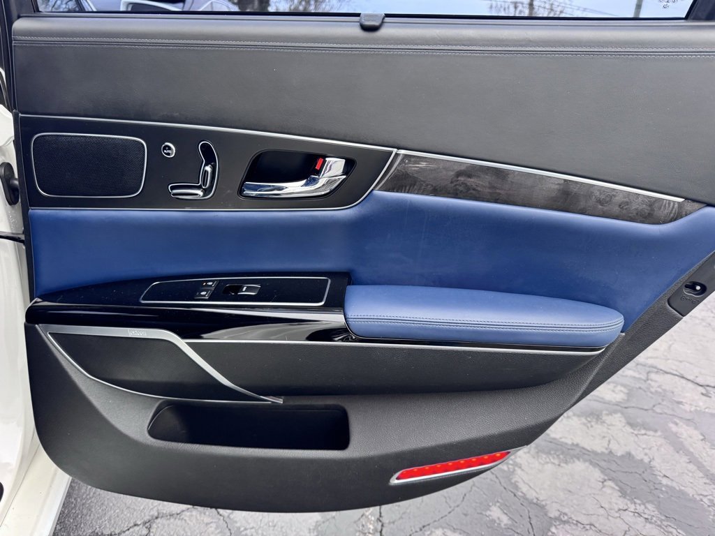 Used 2015 Kia K900 Luxury image 30