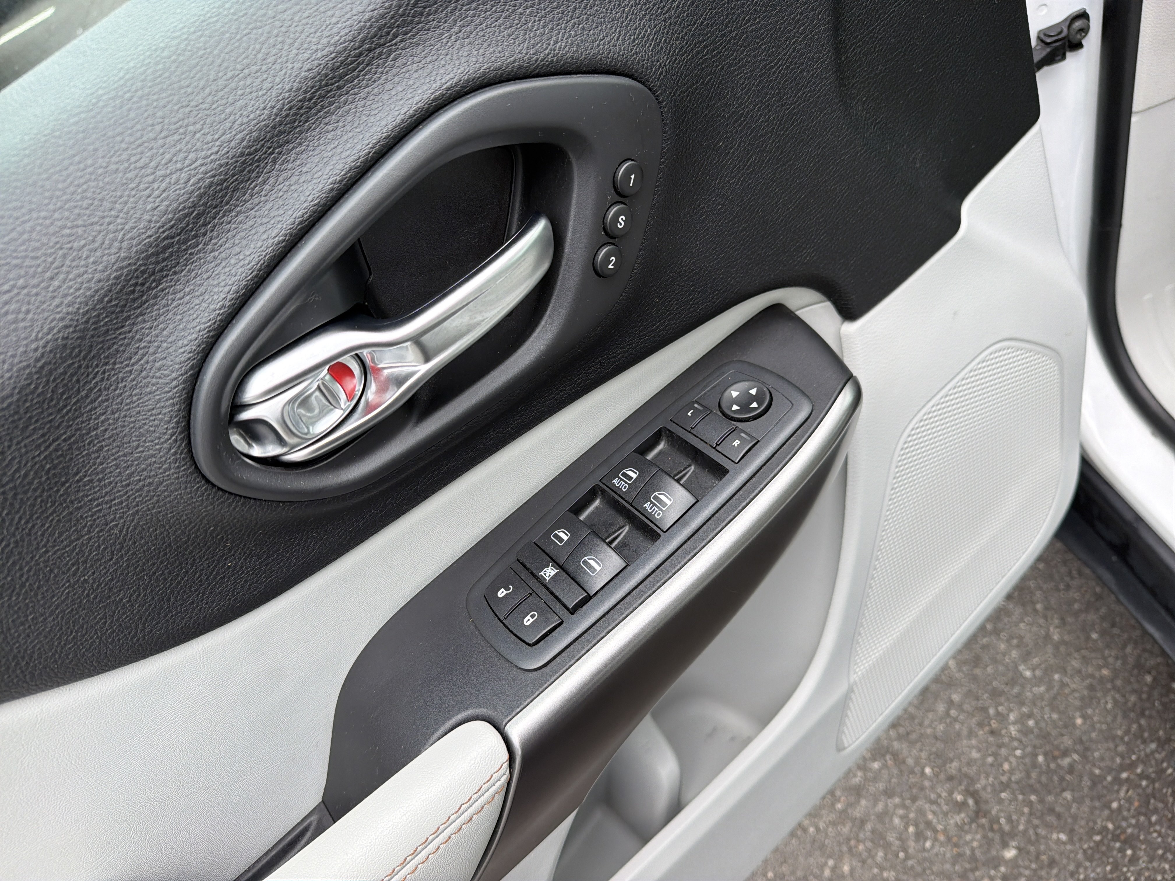 Used 2020 Jeep Cherokee Limited w/ Technology Group FWD image 15