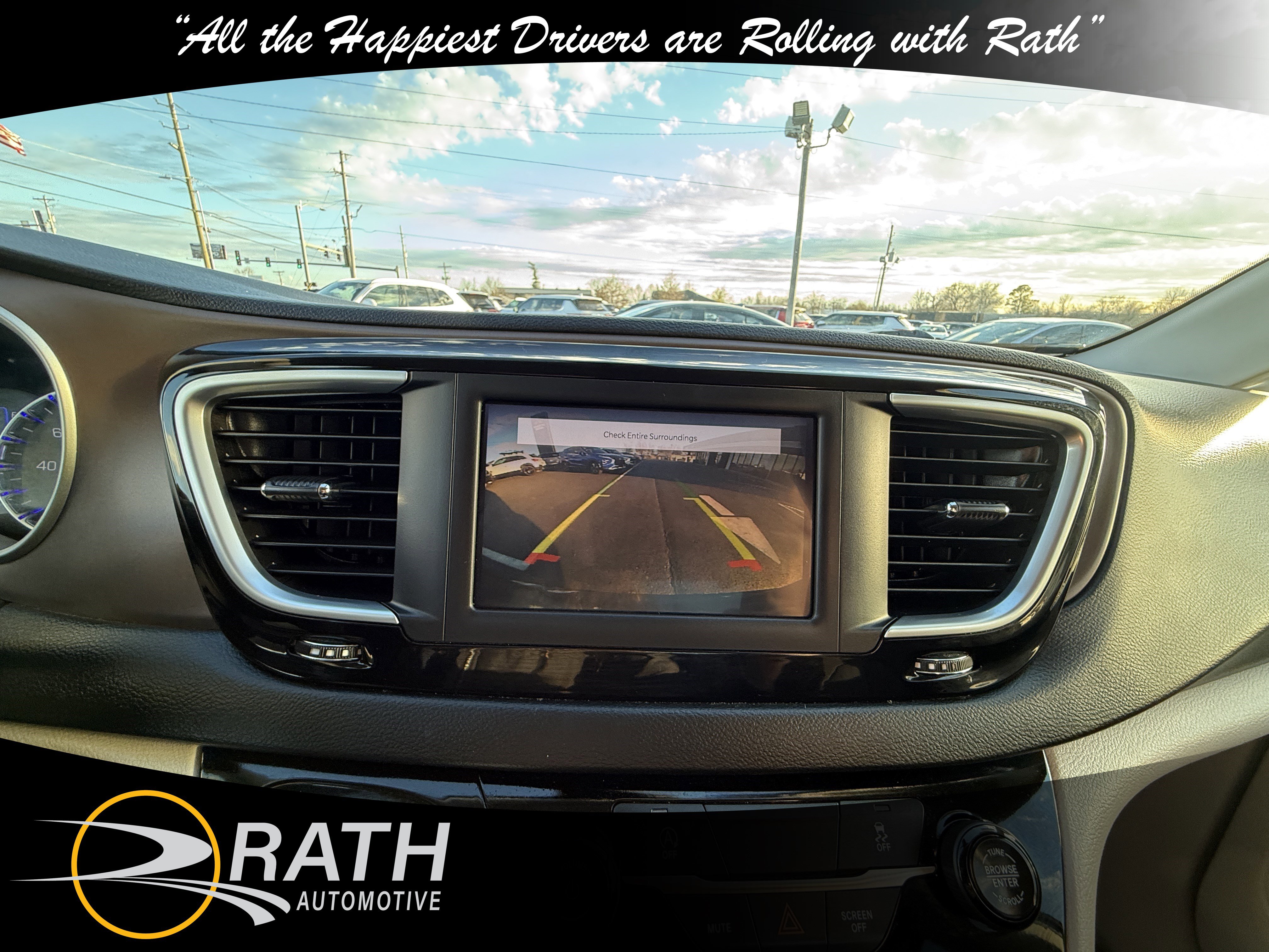 Used 2022 Chrysler Voyager LX image 17