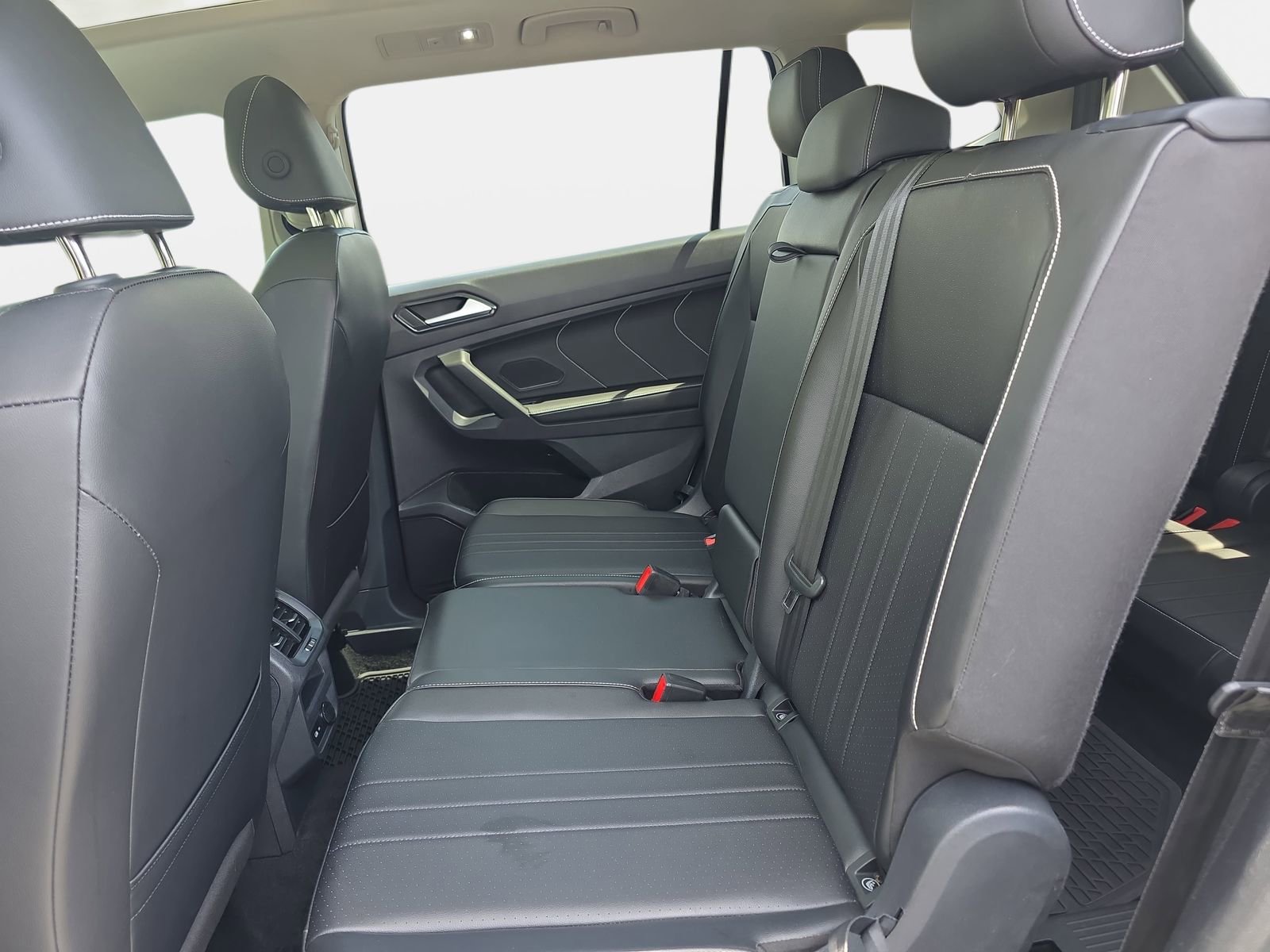 Used 2024 Volkswagen Tiguan SE w/ Panoramic Sunroof Package FWD image 15